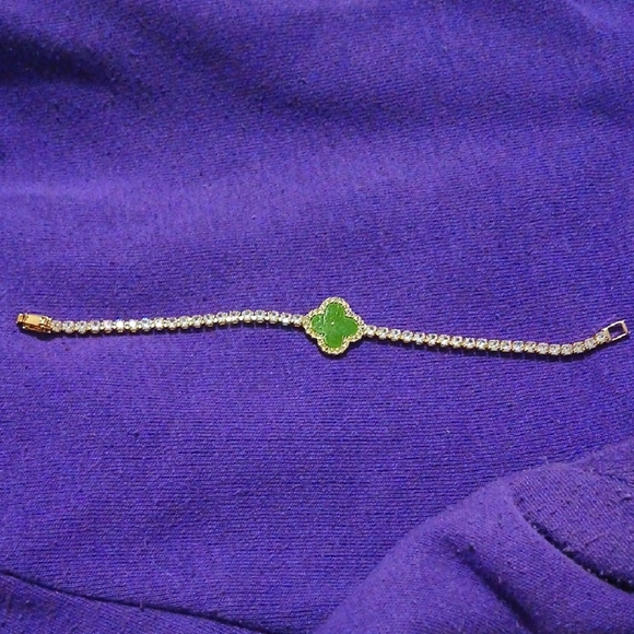 Jewelry - Elegant Gold and Green Clover Bracelet